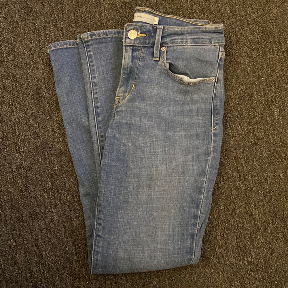 Levi Mid rise jeans!